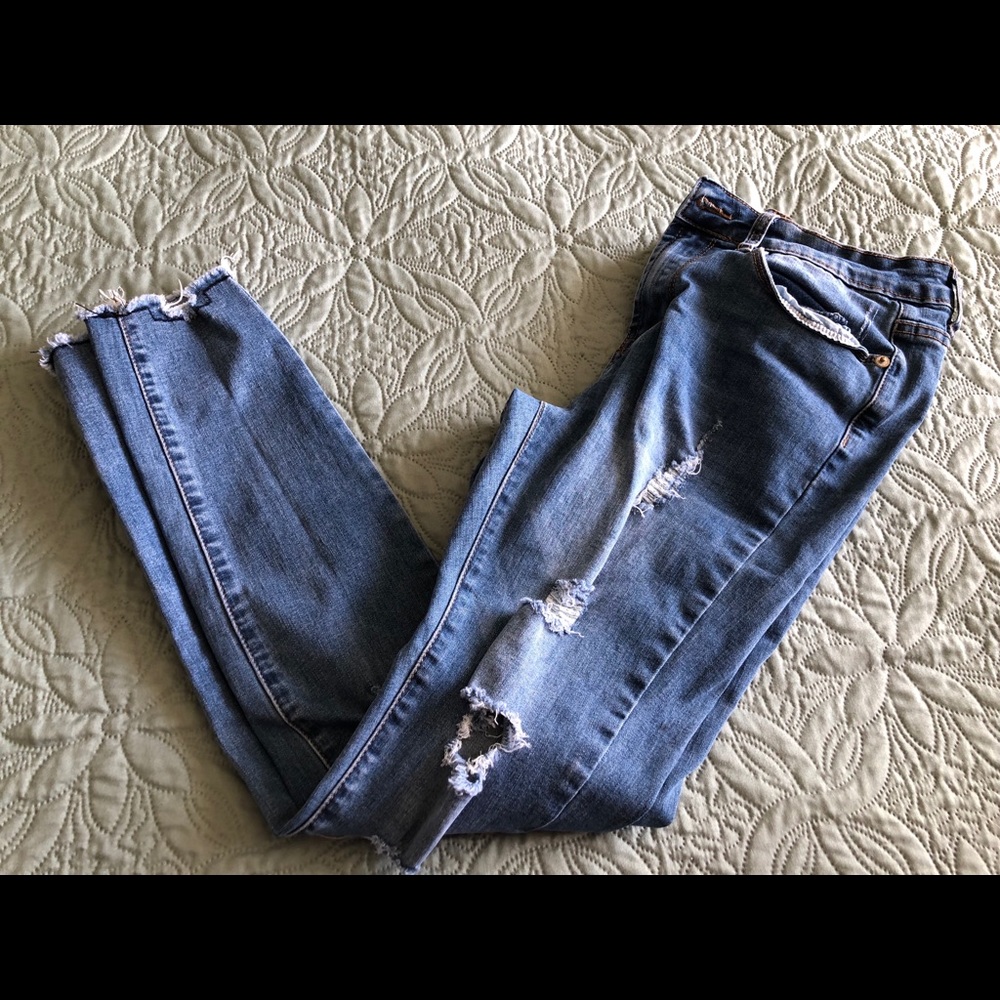 Muse Looks Ergo Distressed Skinny Jeans